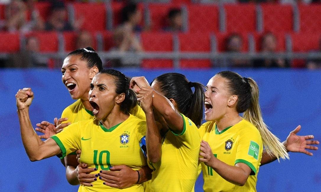 Seleção feminina comemora gol de Marta na Copa do Mundo da França